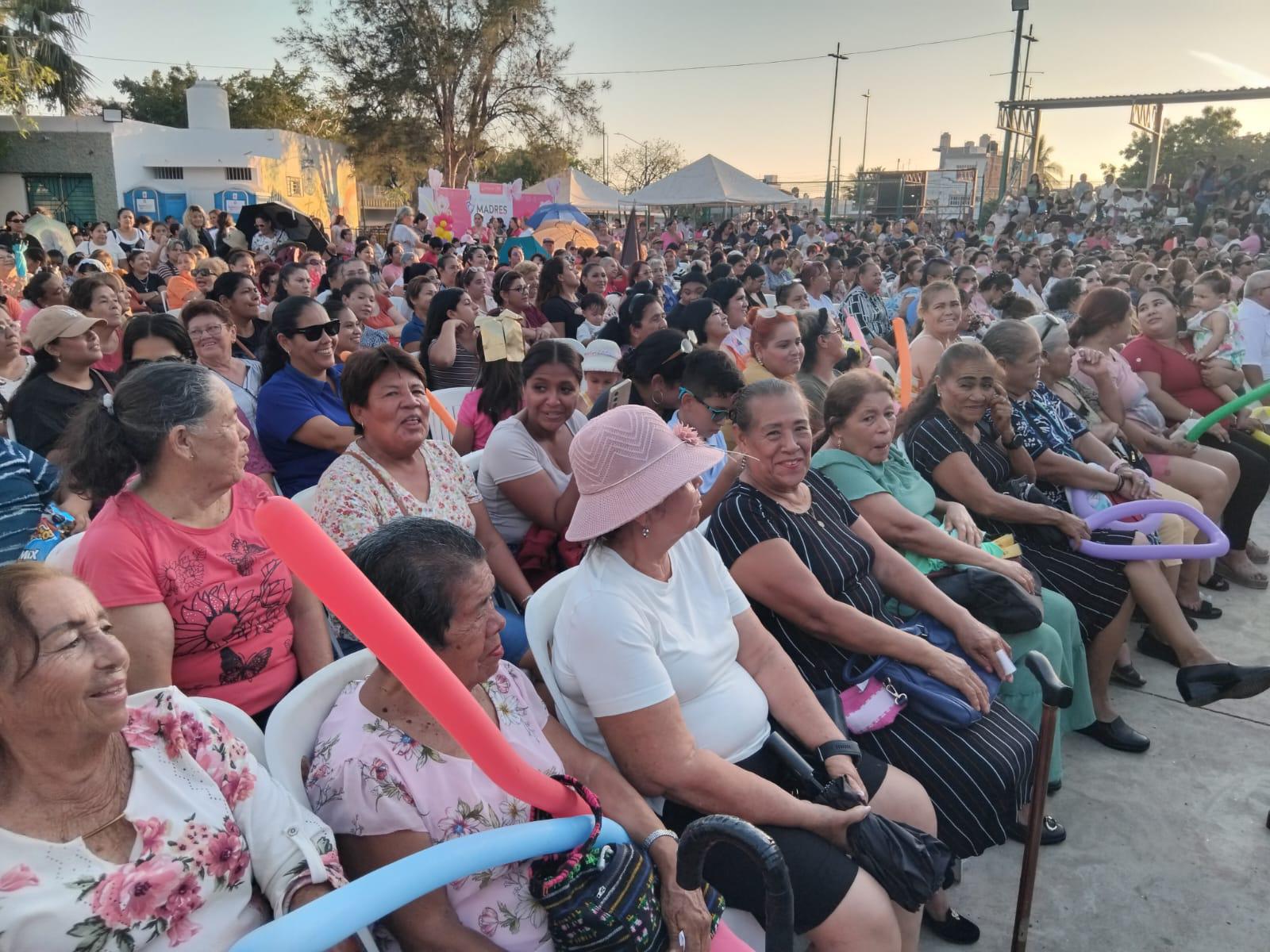 $!Celebra Ayuntamiento a más de 600 mamás de Mazatlán en la colonia Casa Hogar