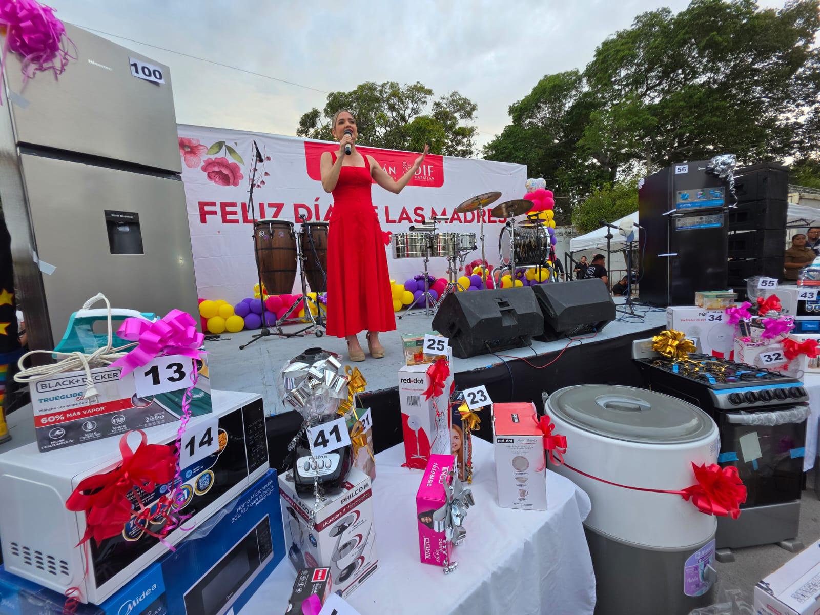 $!Festejan a madres mazatlecas con regalos y espectáculo en la colonia 12 de Mayo
