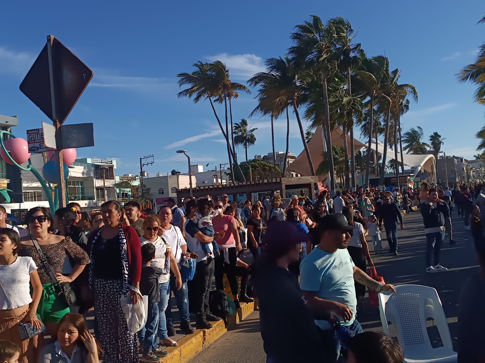 $!En ‘Monos Bichis’ miles de personas esperan el segundo desfile del Carnaval de Mazatlán