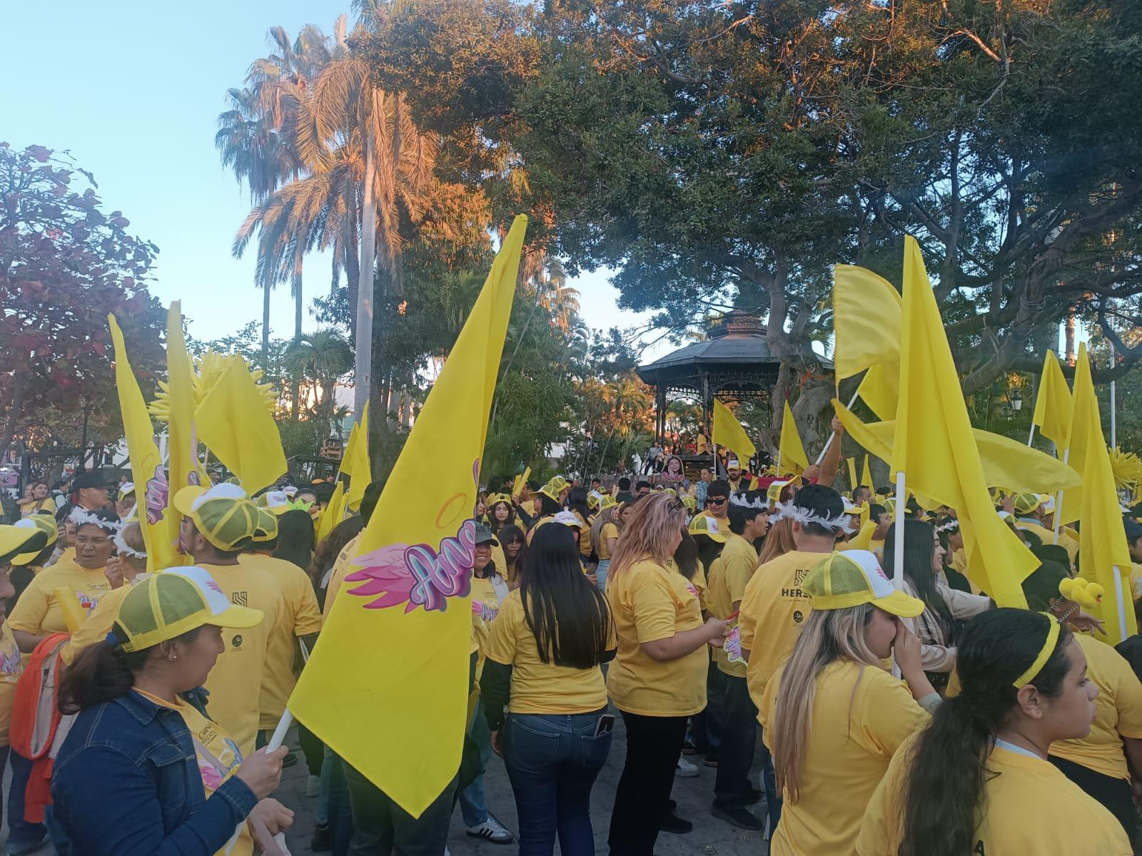 $!Retumban porras en la Plazuela República por elección infantil del Carnaval de Mazatlán 2025