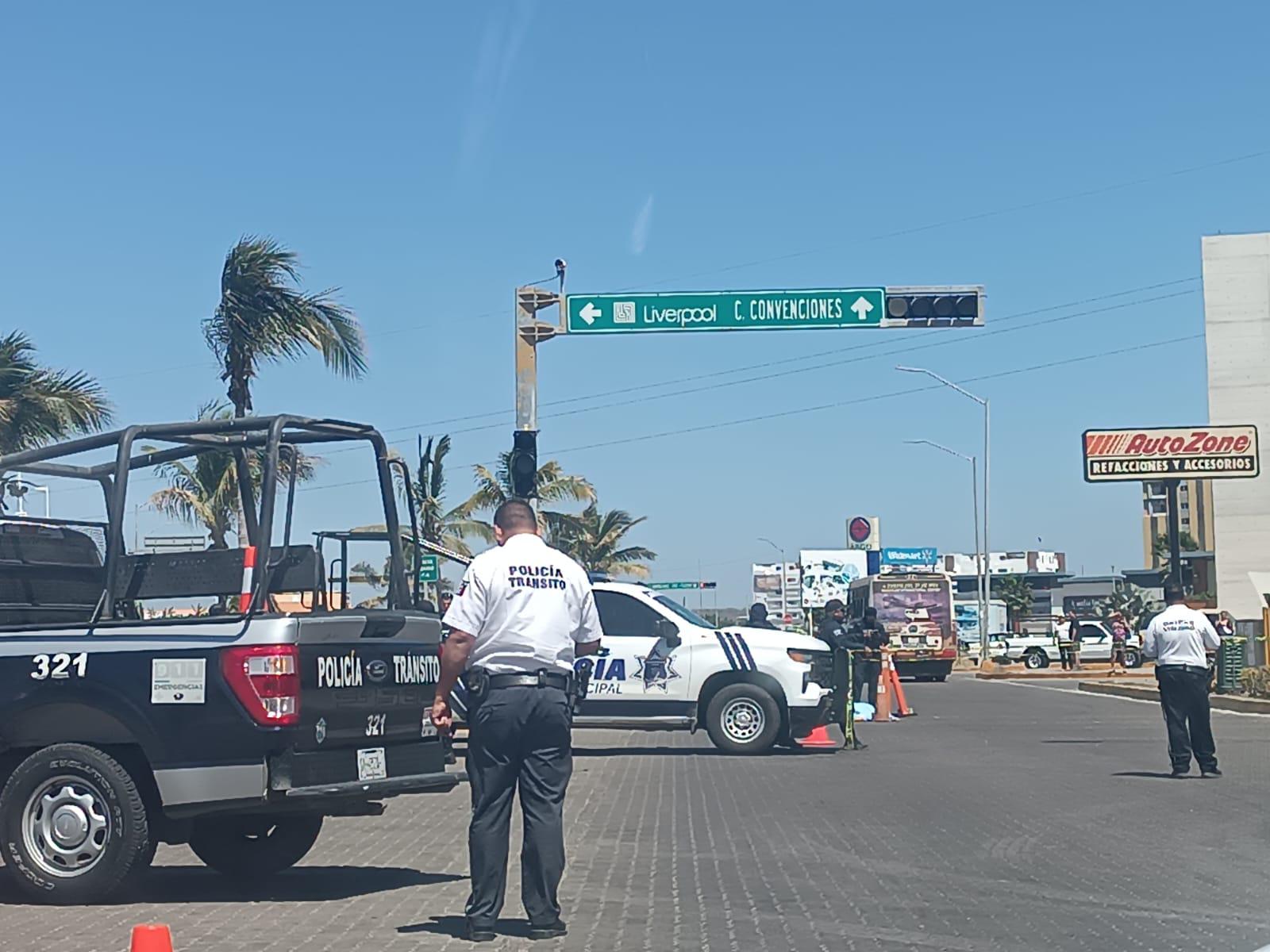$!Mujer muere arrollada por camión urbano de los rojos frente a centro comercial de Marina Mazatlán