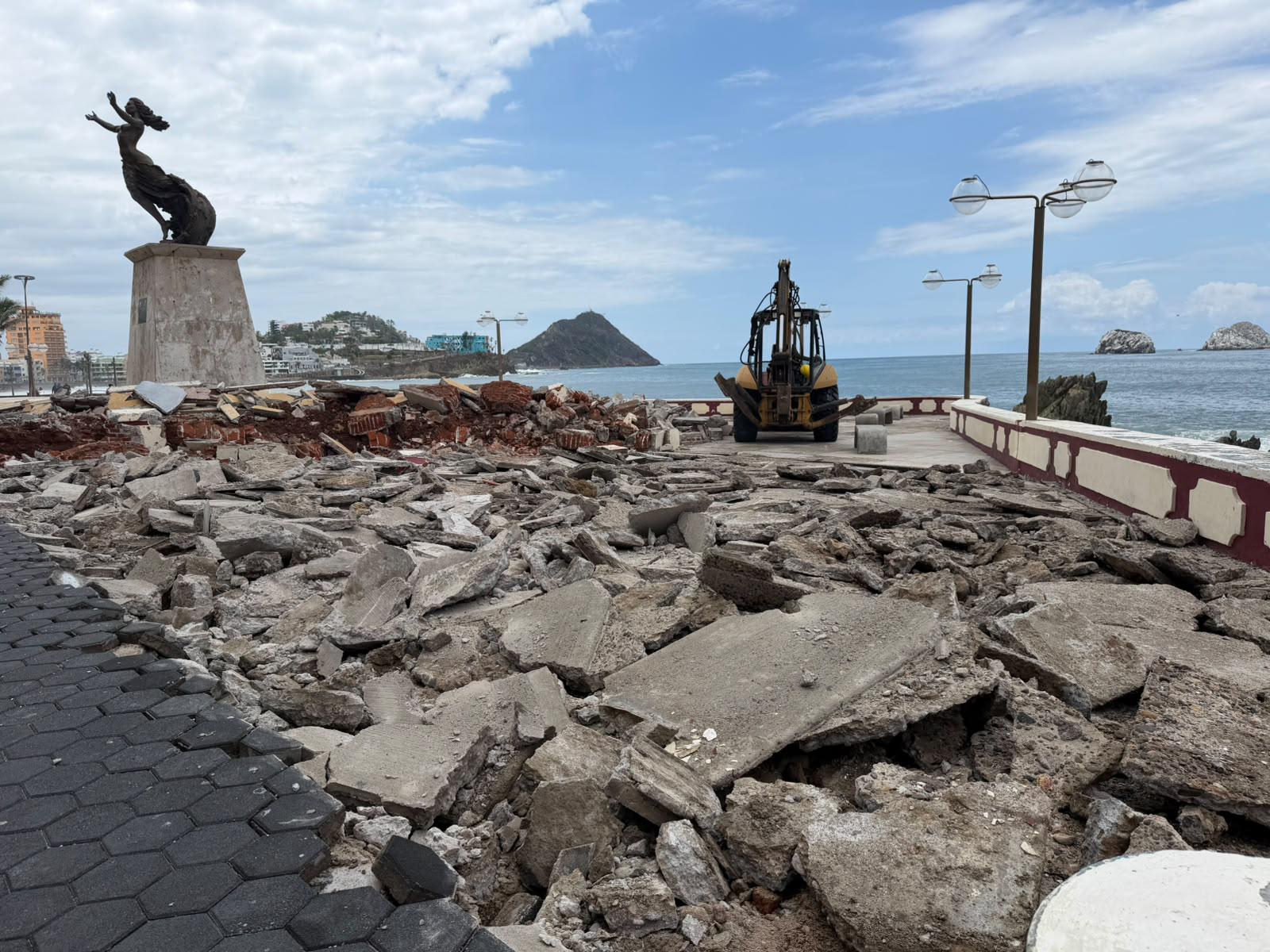 $!Inician remodelación del Monumento a la Mujer Mazatleca; renovarán toda la explanada