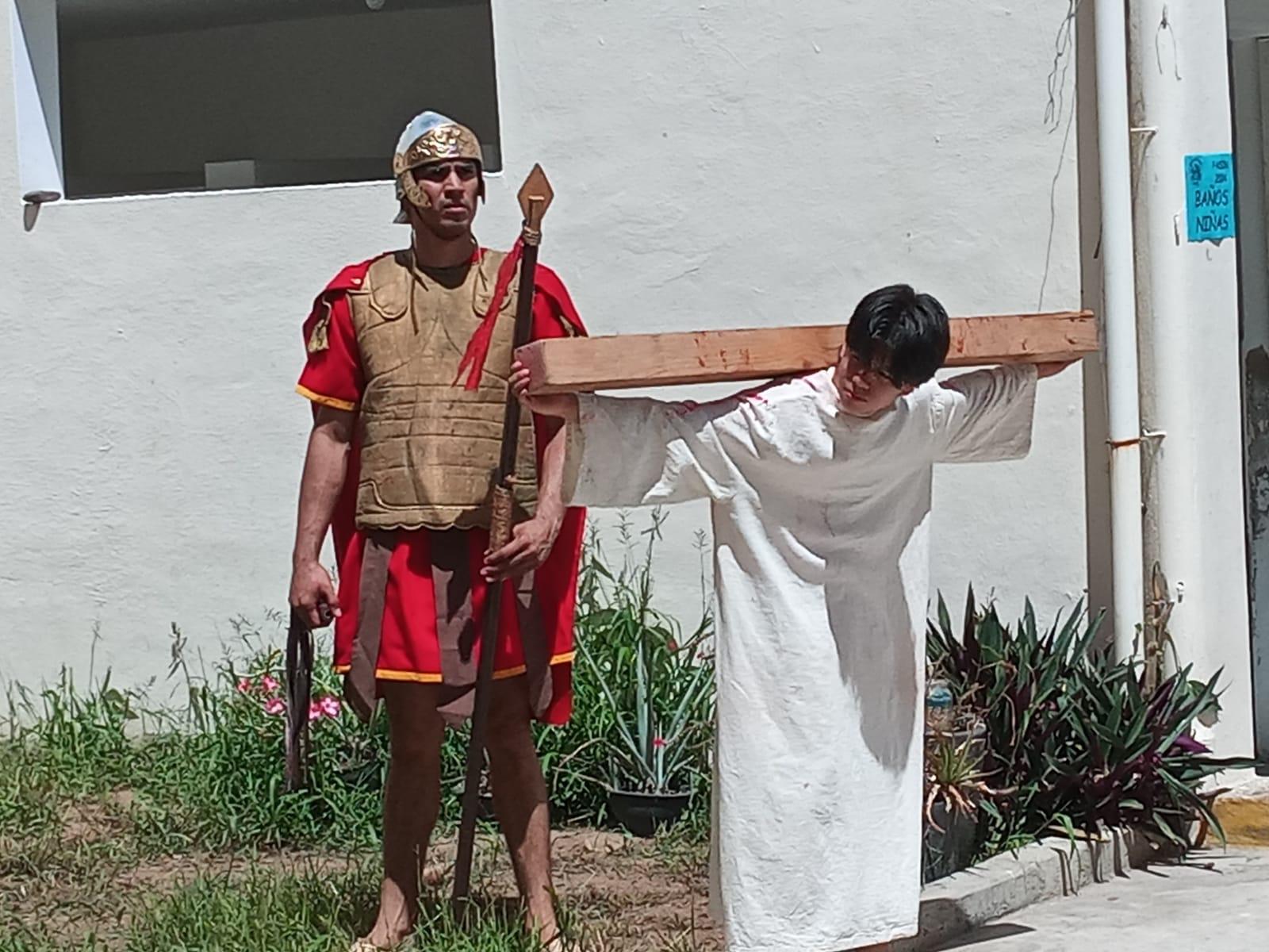 $!Mazatlecos y turistas atestiguan el Viacrucis Viviente en calles del Centro de puerto