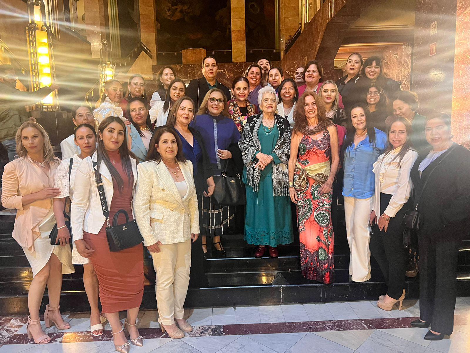 $!Sinaloenses que acudieron a la entrega del reconocimiento a Alicia Montaño en Bellas Artes.