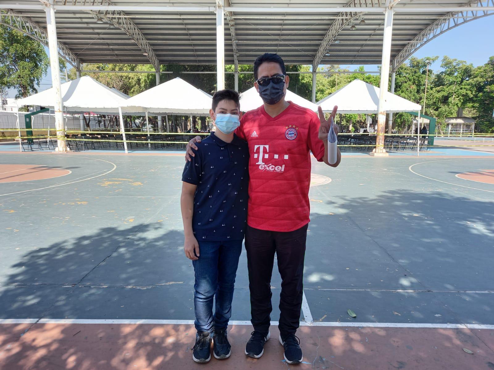 $!Víctor, papá de Diego, le puso el ejemplo en la vacunación contra el Covid para que su hijo haga lo mismo cuando sea adulto.