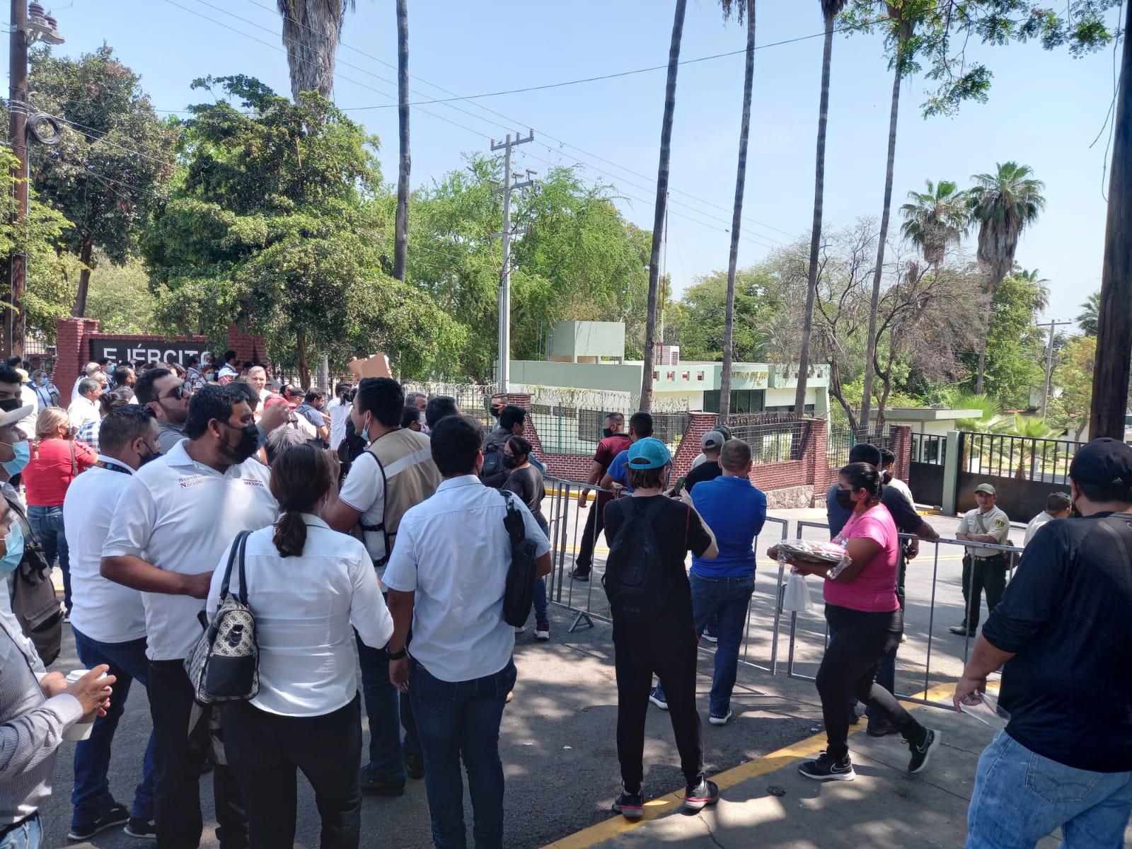 $!Manifestantes esperan a AMLO por 5 horas, pero se retira por aire