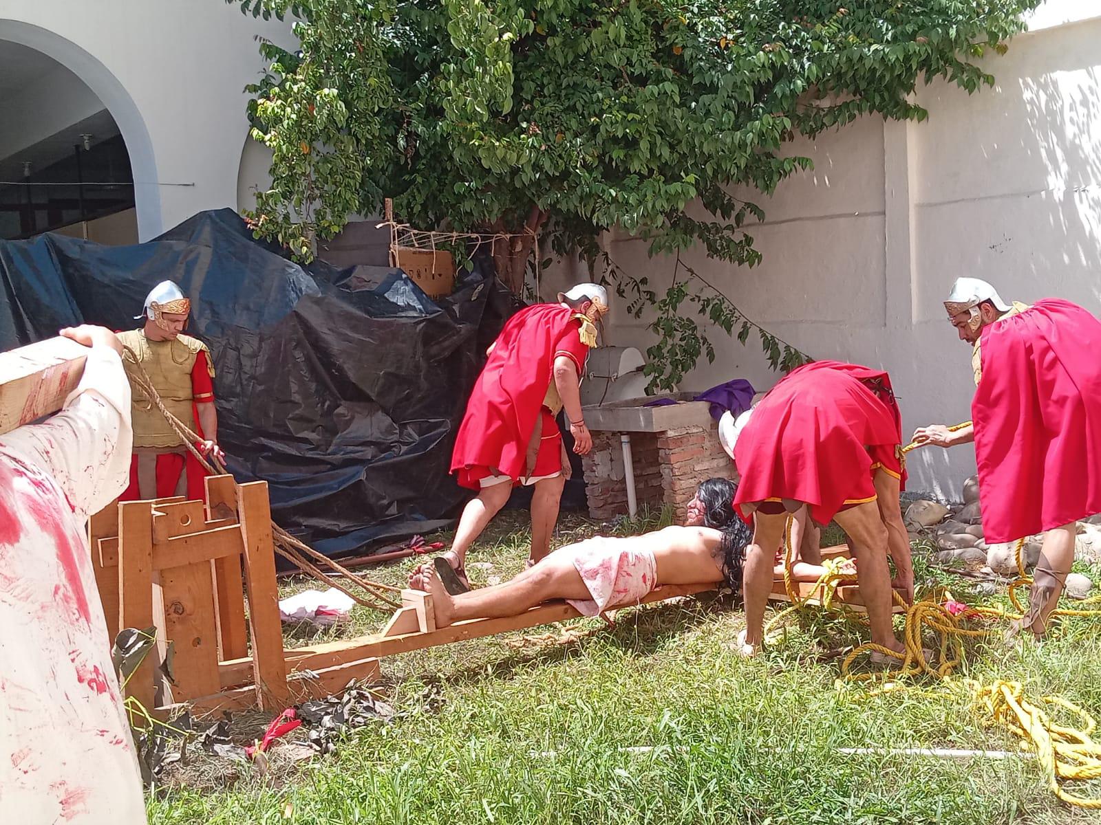 $!Mazatlecos y turistas atestiguan el Viacrucis Viviente en calles del Centro de puerto