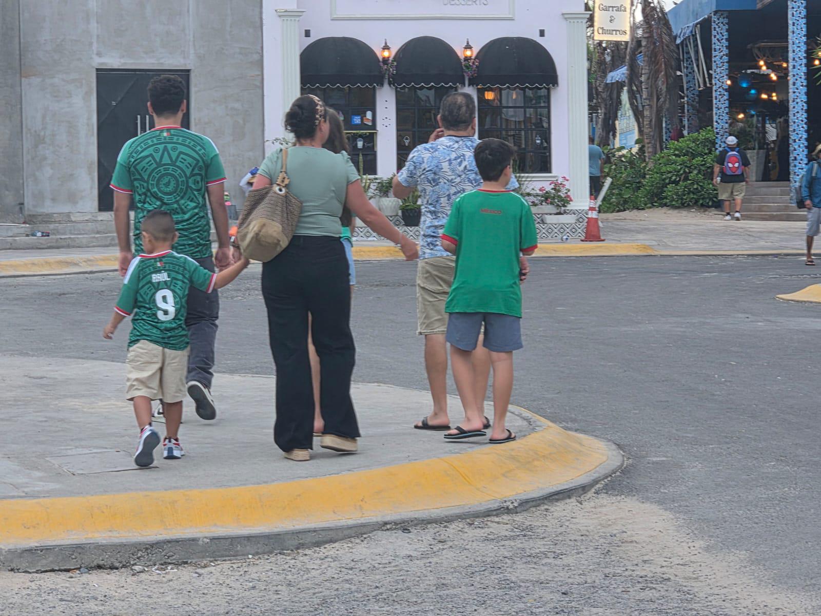 $!Se vacían las calles de Mazatlán para ver a México frente a Chequia