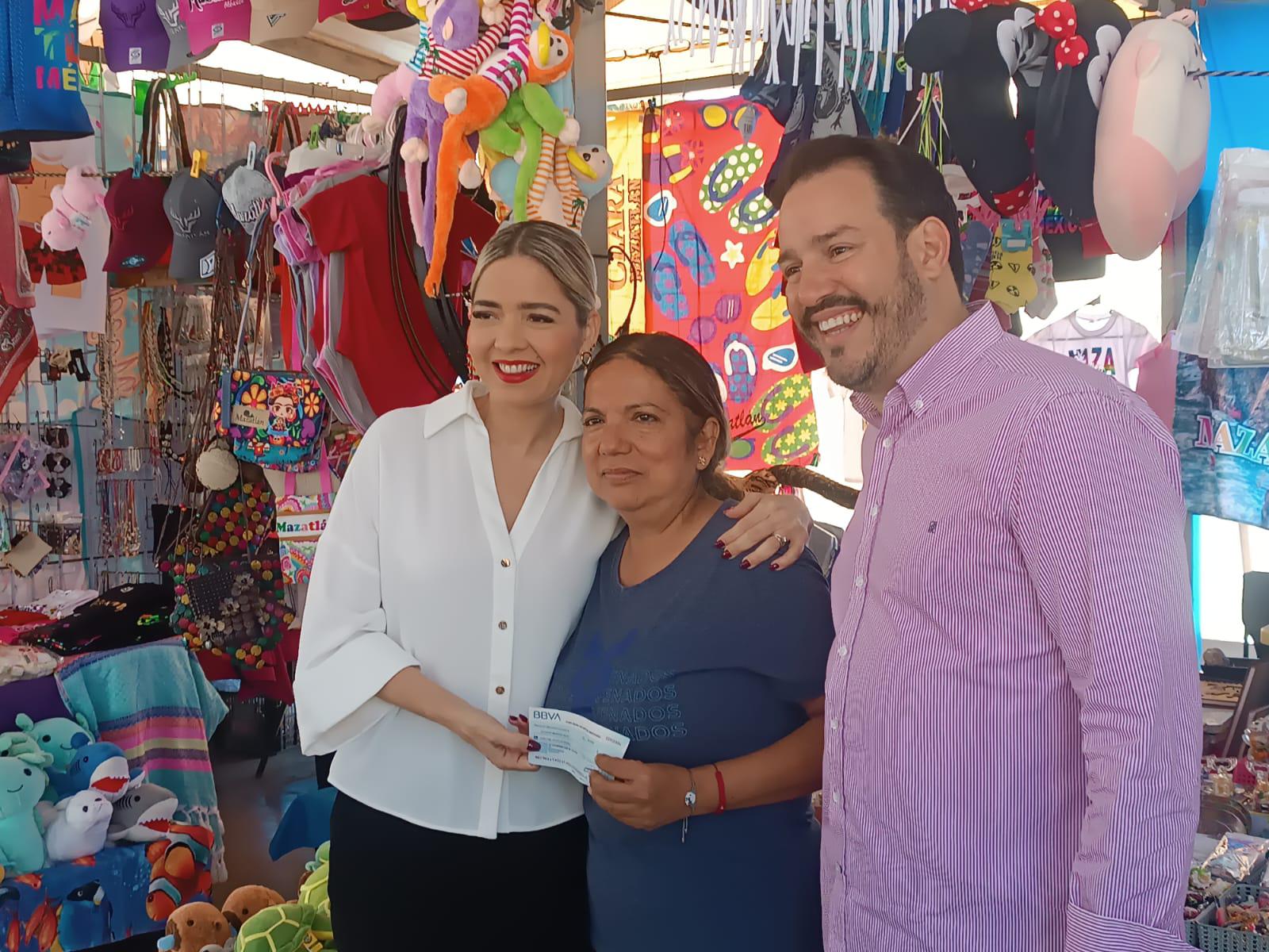 $!Tianguistas frente al Acuario de Mazatlán también reciben su apoyo de parte de Secretaría de Economía