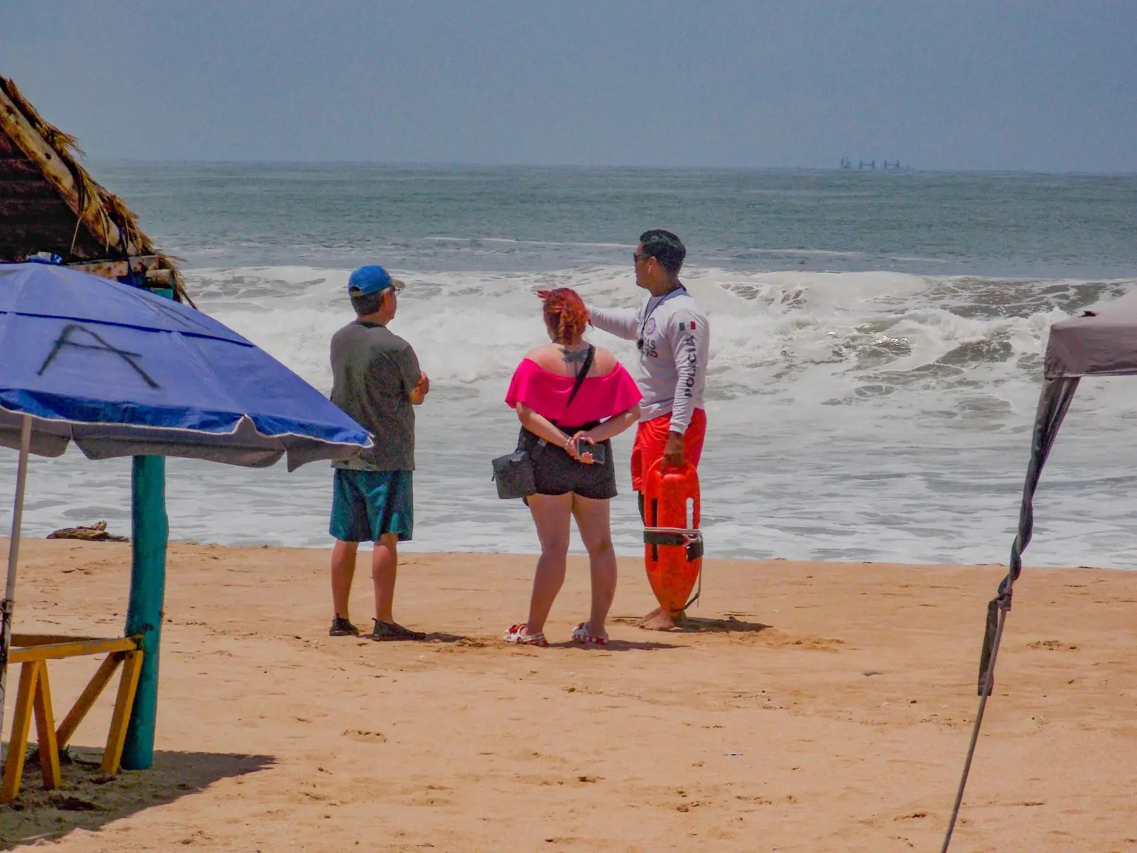 $!Alertan por oleaje elevado y restringen acceso en playas de Mazatlán