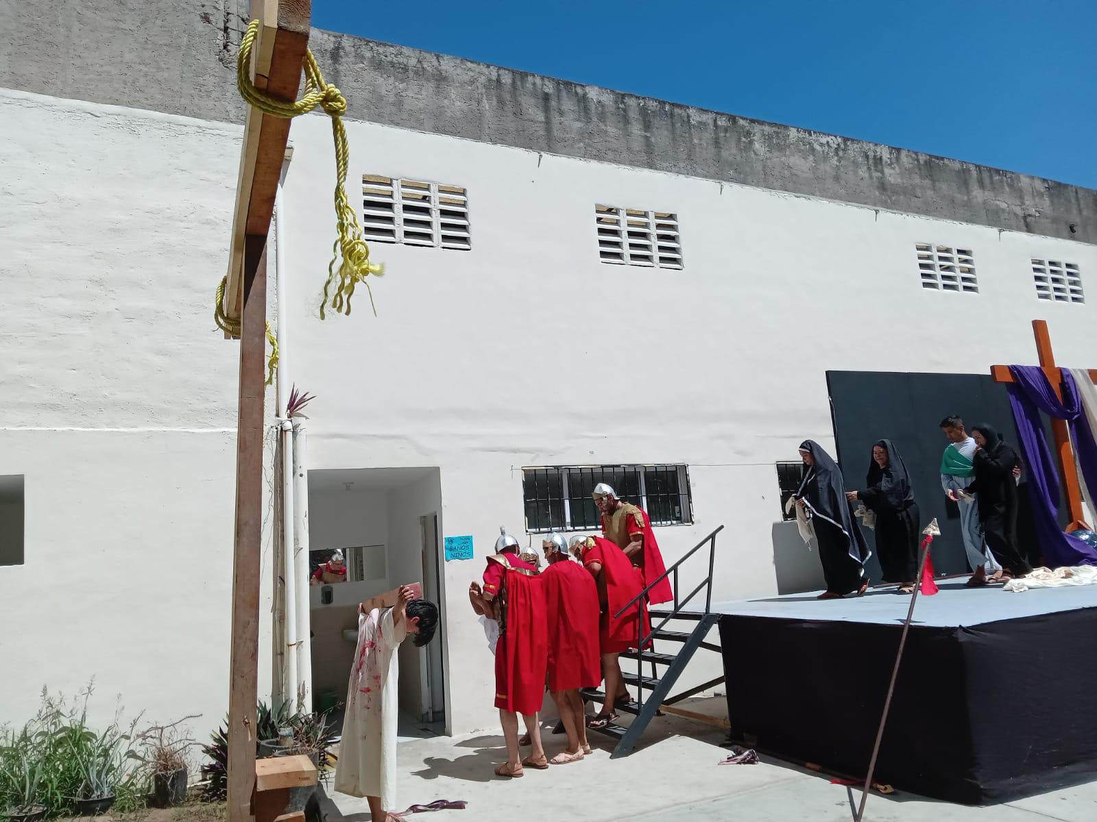 $!Mazatlecos y turistas atestiguan el Viacrucis Viviente en calles del Centro de puerto