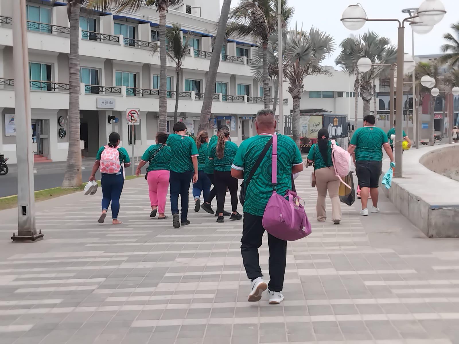 $!Disfrutan decenas de alumnos y comensales en Mazatlán del partido de futbol entre México y Sudáfrica