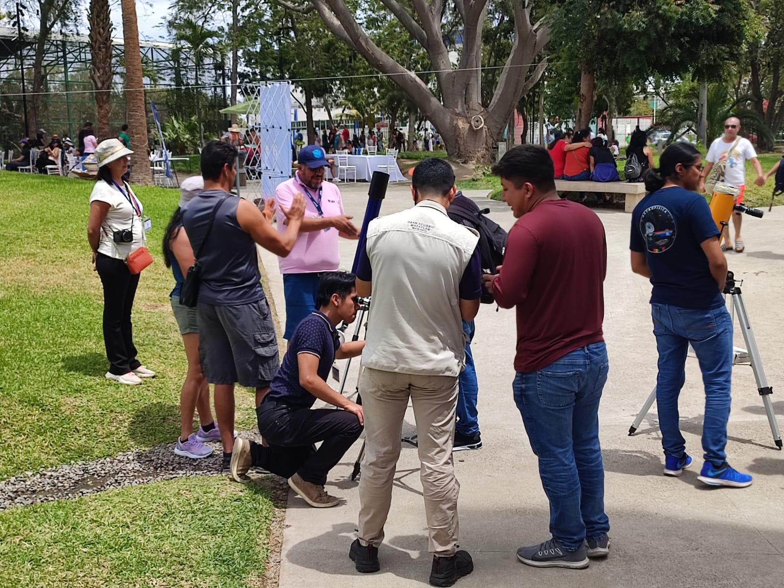 $!Abarrotan el Gran Acuario Mar de Cortés previo al eclipse total de sol en Mazatlán