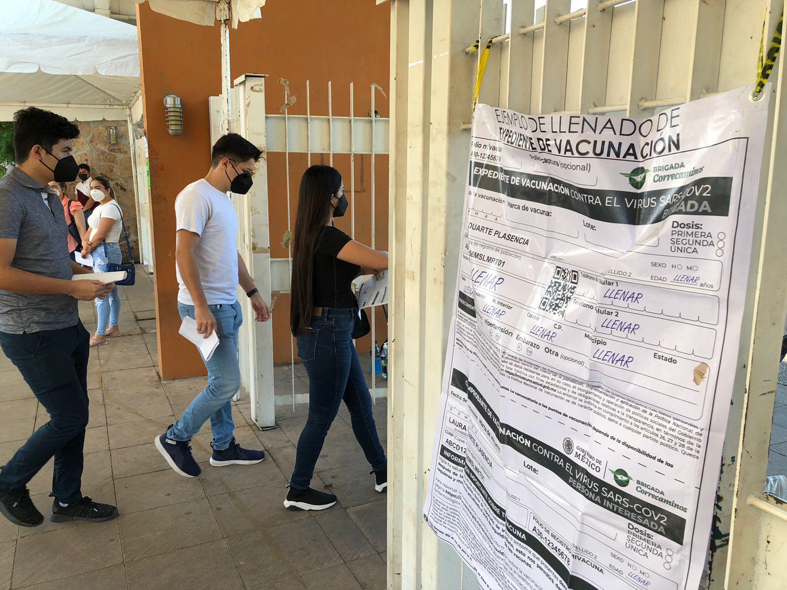 $!Jóvenes de 18 a 29 años acuden en Culiacán por la segunda dosis de la vacuna contra el Covid-19