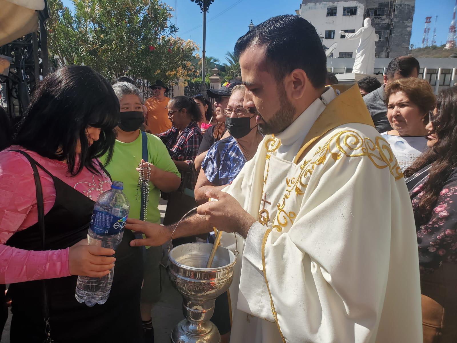 $!Llama sacerdote a ser portadores de paz, ante réplica de Jueves Negro