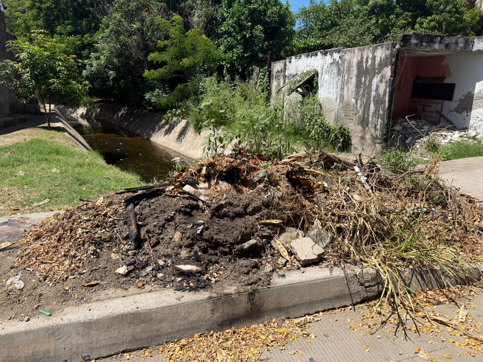 $!Denuncian vecinos de la Anáhuac abandono de residuos extraídos de canal pluvial