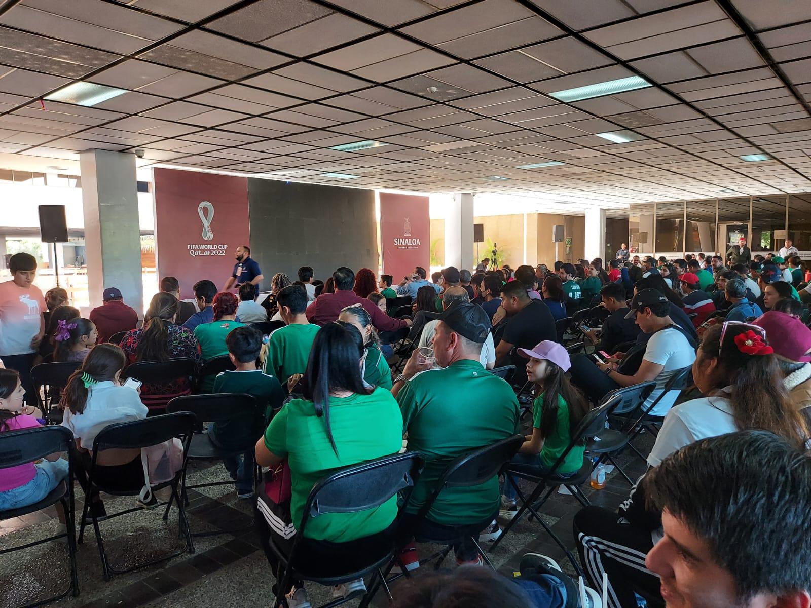 $!Con fallas técnicas, culiacanenses vieron el partido México vs. Argentina en el Palacio de Gobierno