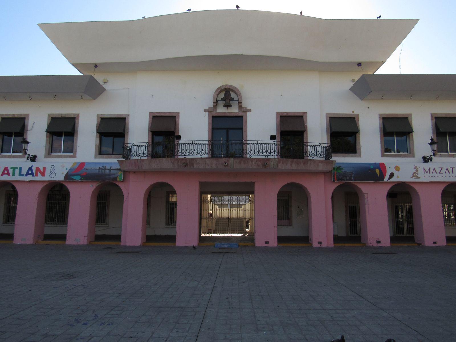$!Fachada rosa en Palacio Municipal de Mazatlán genera polémica entre ciudadanos