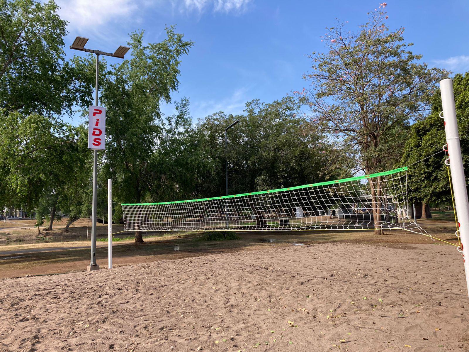 $!PIDS rehabilita cancha de voleibol de playa en el Parque Las Riberas, en Culiacán