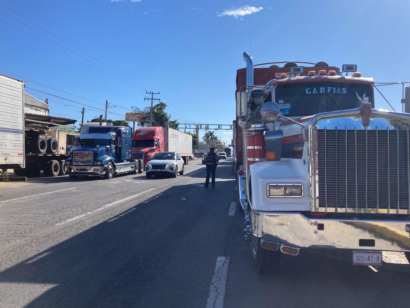 $!Traileros se manifiestan en Mazatlán por inseguridad en carreteras