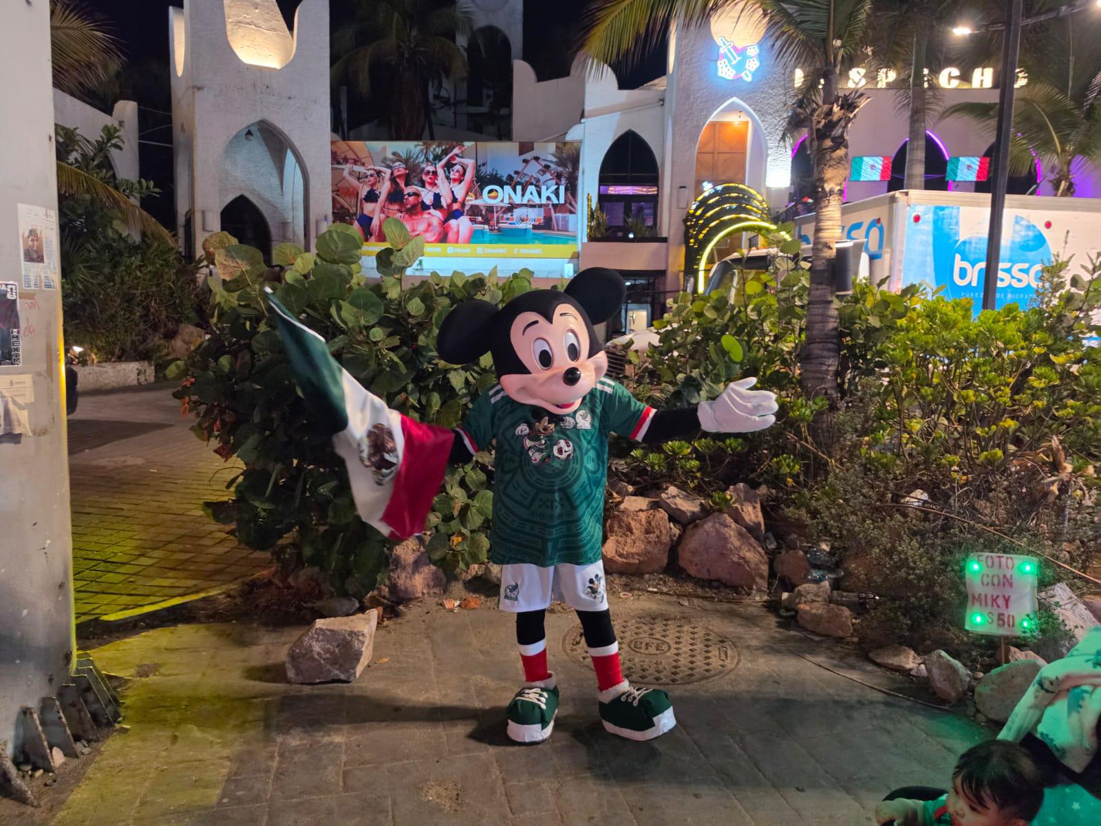 $!Unidos por el futbol, el Cielito Lindo y el ‘payaso de rodeo’, cimbra el Viva México desde Mazatlán