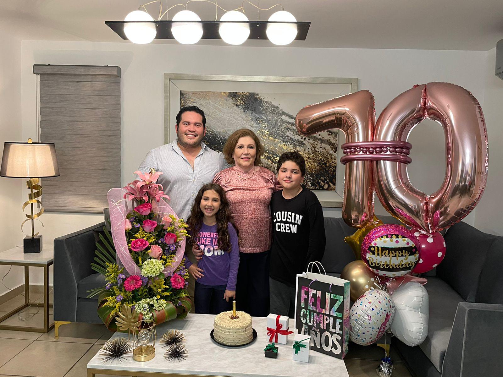 $!Olga Lina entre su hijo, Alejandro Kelly, y sus nietos, Ana Paula y Luis Miguel Lupio Kelly.