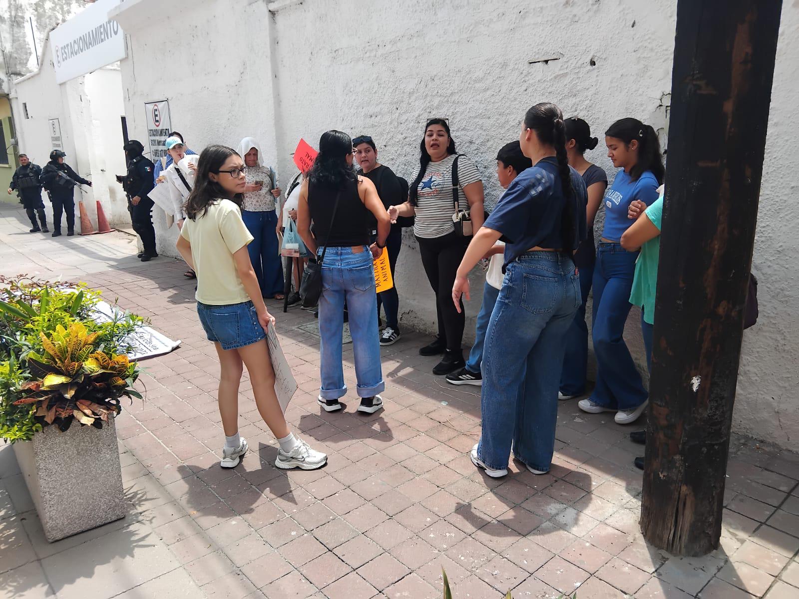 $!Exigen con manifestación que Dirección de Ecología haga su trabajo en contra del maltrato animal