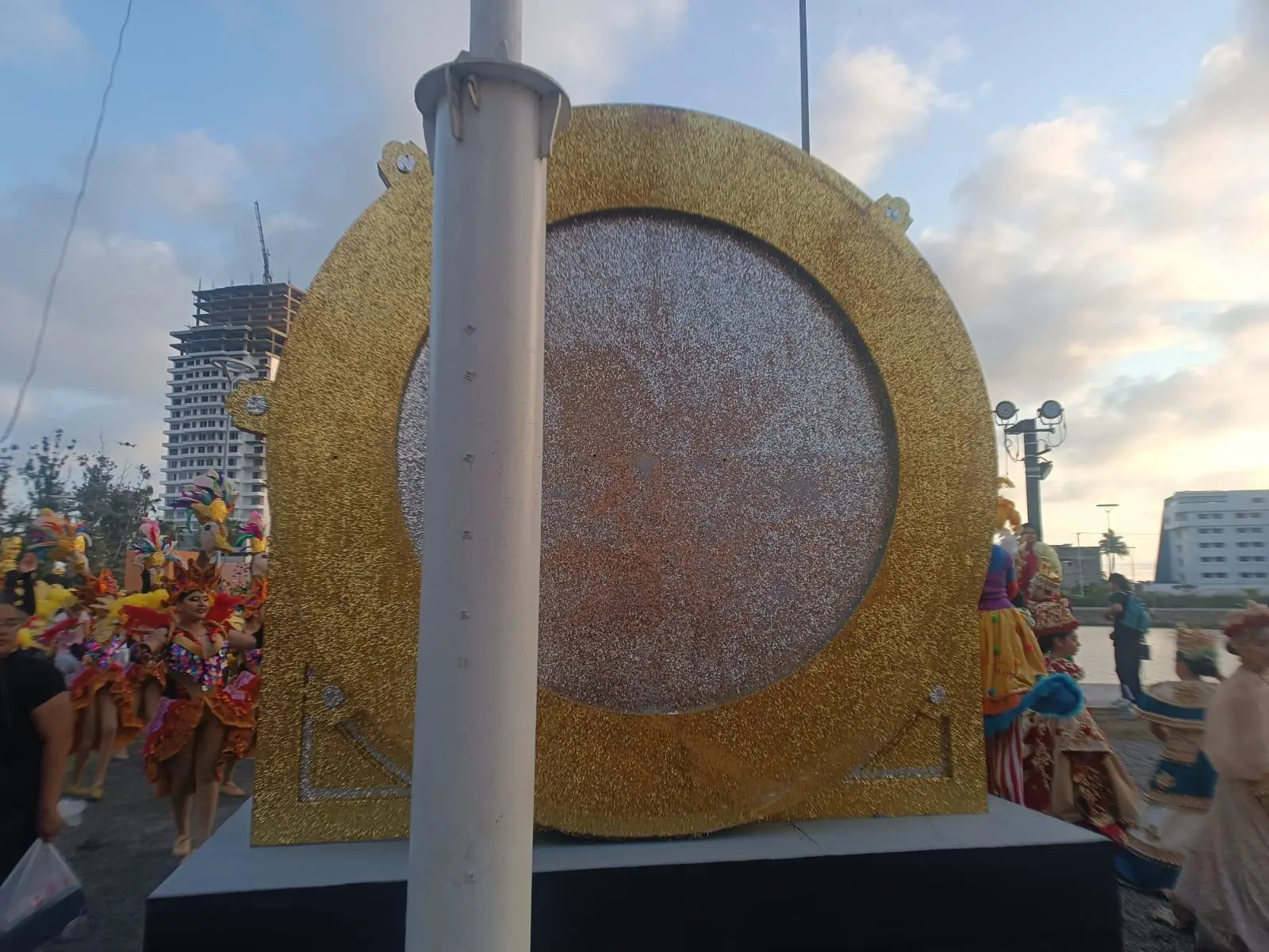 $!‘Recordando el Carnaval’ llena de color y tradición el Parque Central de Mazatlán