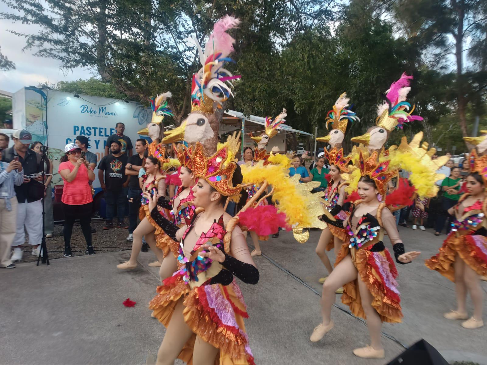 $!‘Recordando el Carnaval’ llena de color y tradición el Parque Central de Mazatlán