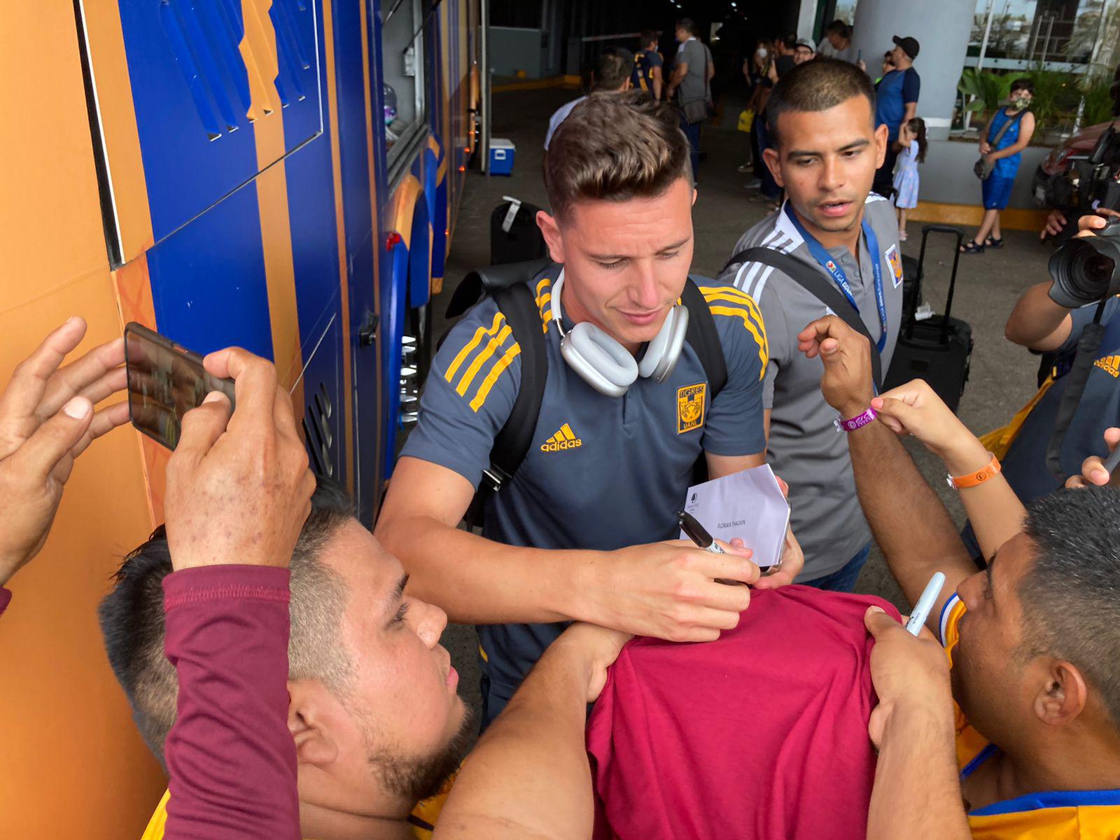 $!Gignac, Thauvin y Nahuel atienden a los aficionados de Tigres a su llegada a Mazatlán