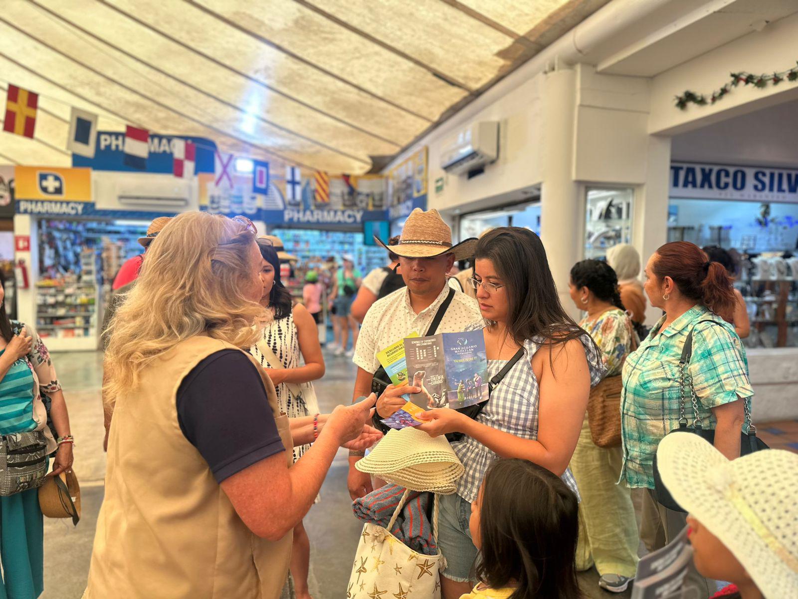 $!Los cruceristas se enamoran del Gran Acuario Mazatlán