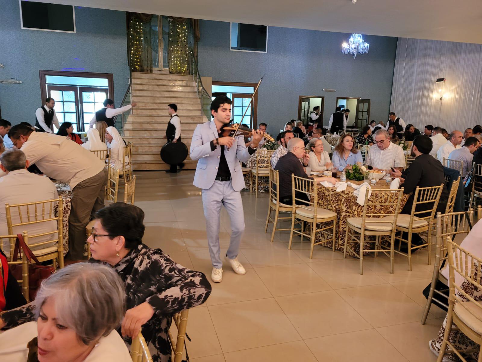 $!Con sutil música de violín fue amenizada la comida en honor del Obispo de Culiacán.
