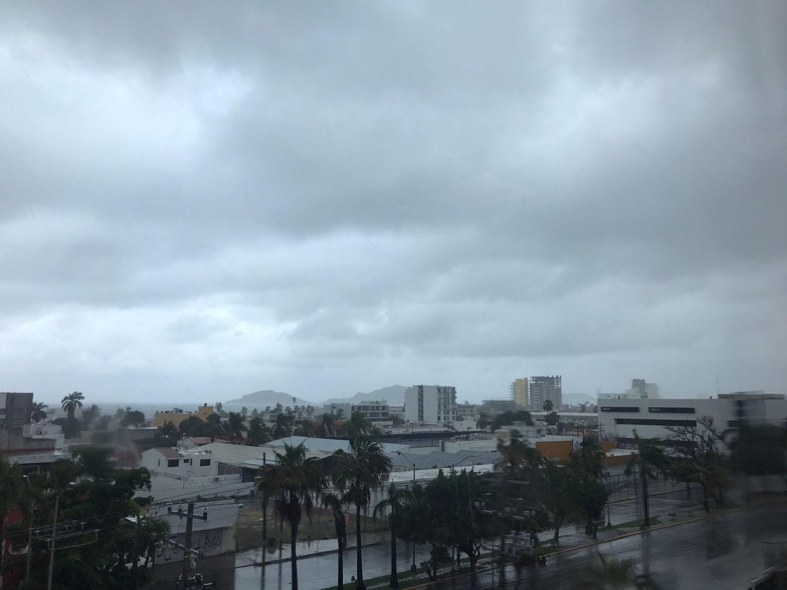 $!Azotan a Mazatlán lluvias y fuertes vientos