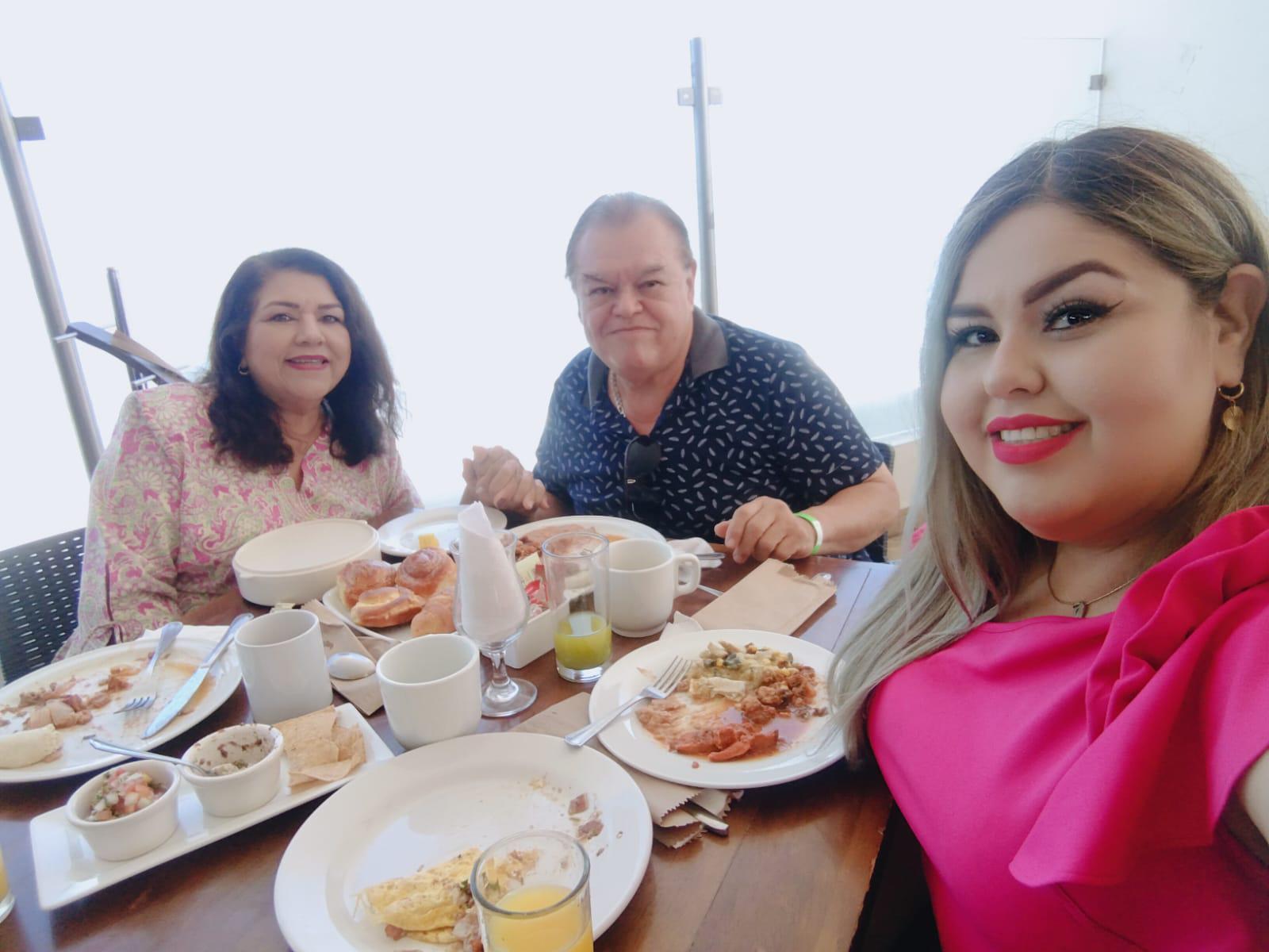 $!Abarrotan restaurantes para festejar a los ‘reyes del hogar’, en Mazatlán