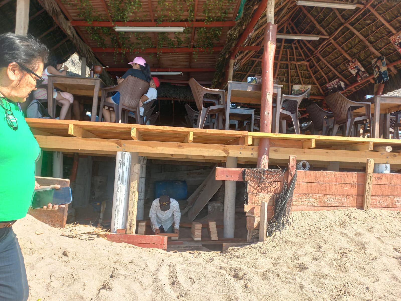 $!Pese a la clausura de una palapa en Mazatlán, albañiles continúan trabajando en el lugar