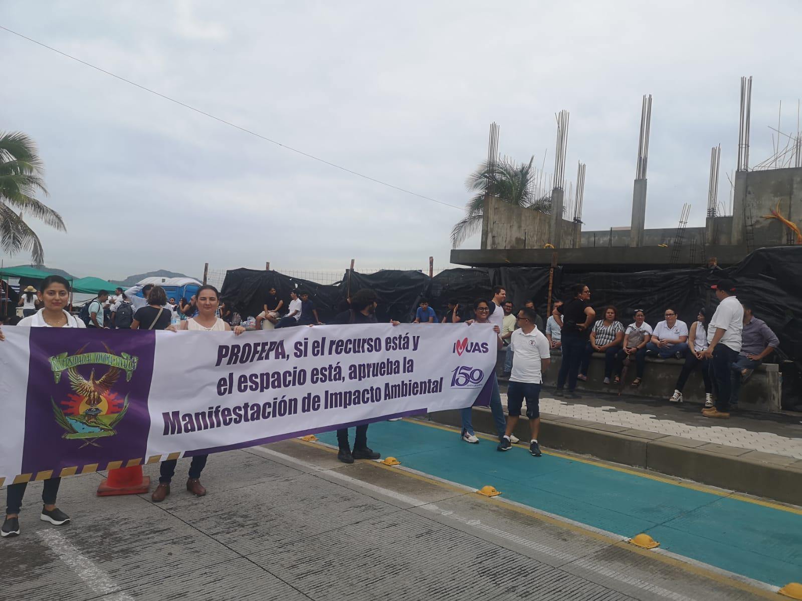 $!En Mazatlán, bloquea Facimar Paseo Clausen; exigen liberar obra negra