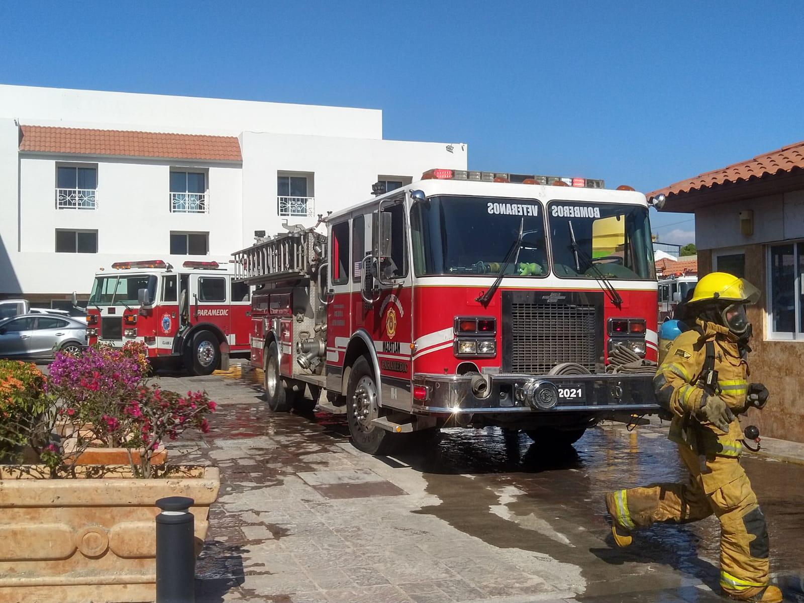 $!Se registra incendio en hotel de la Zona Dorada en Mazatlán; evacuan huéspedes y al personal