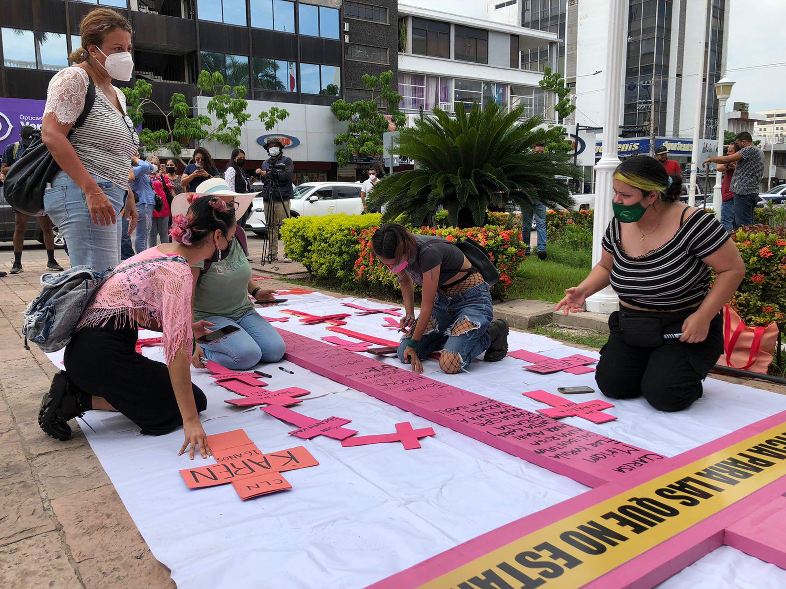 $!Las cruces rosas llegan también al Ayuntamiento de Culiacán, en protesta por la violencia contra las mujeres
