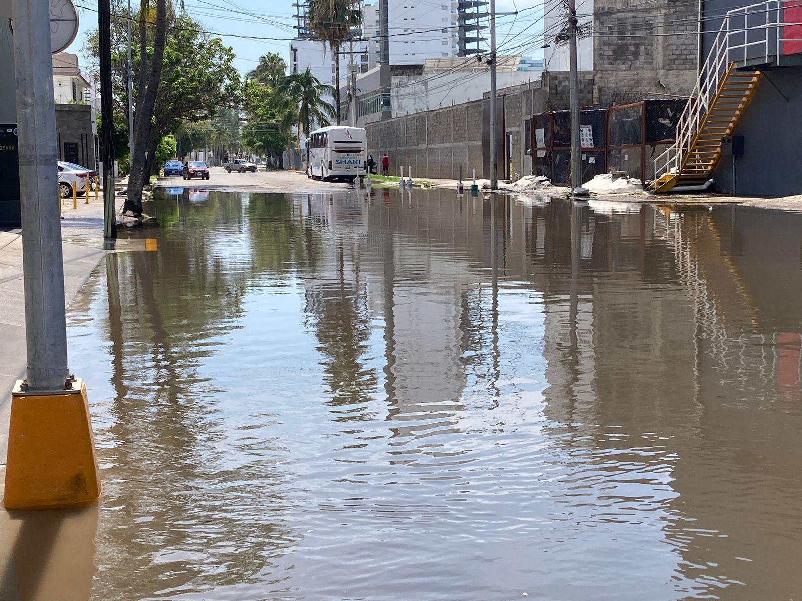 $!Permanece inundada la Cruz Lizárraga tras lluvia de este domingo en Mazatlán
