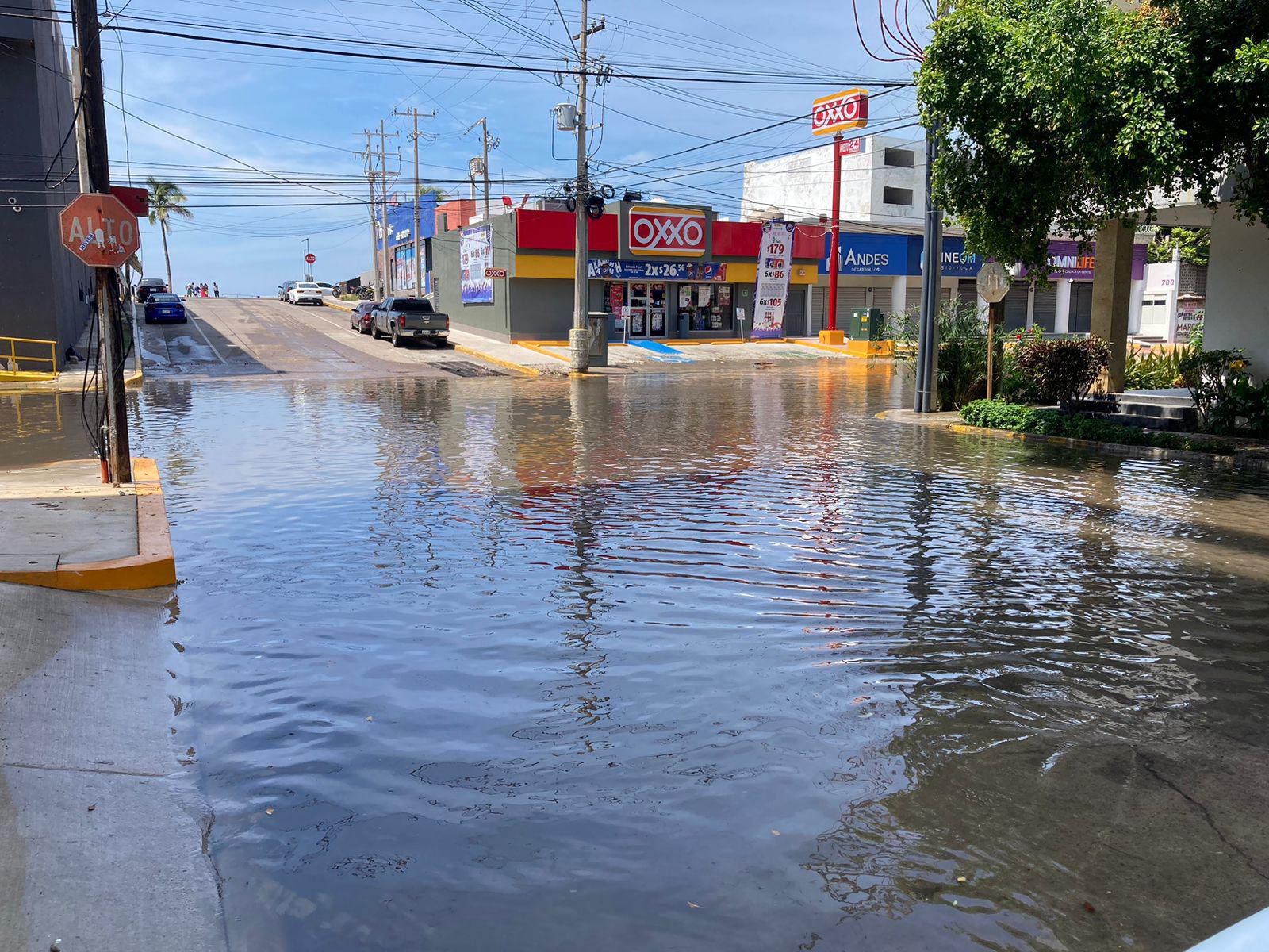 $!Permanece inundada la Cruz Lizárraga tras lluvia de este domingo en Mazatlán