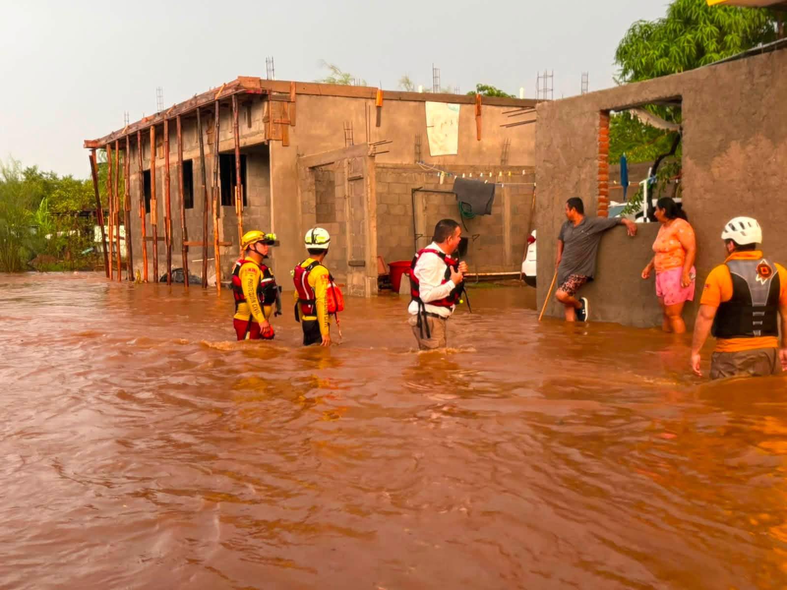 $!Rescatan y auxilian a familias tras fuertes lluvias en Mazatlán