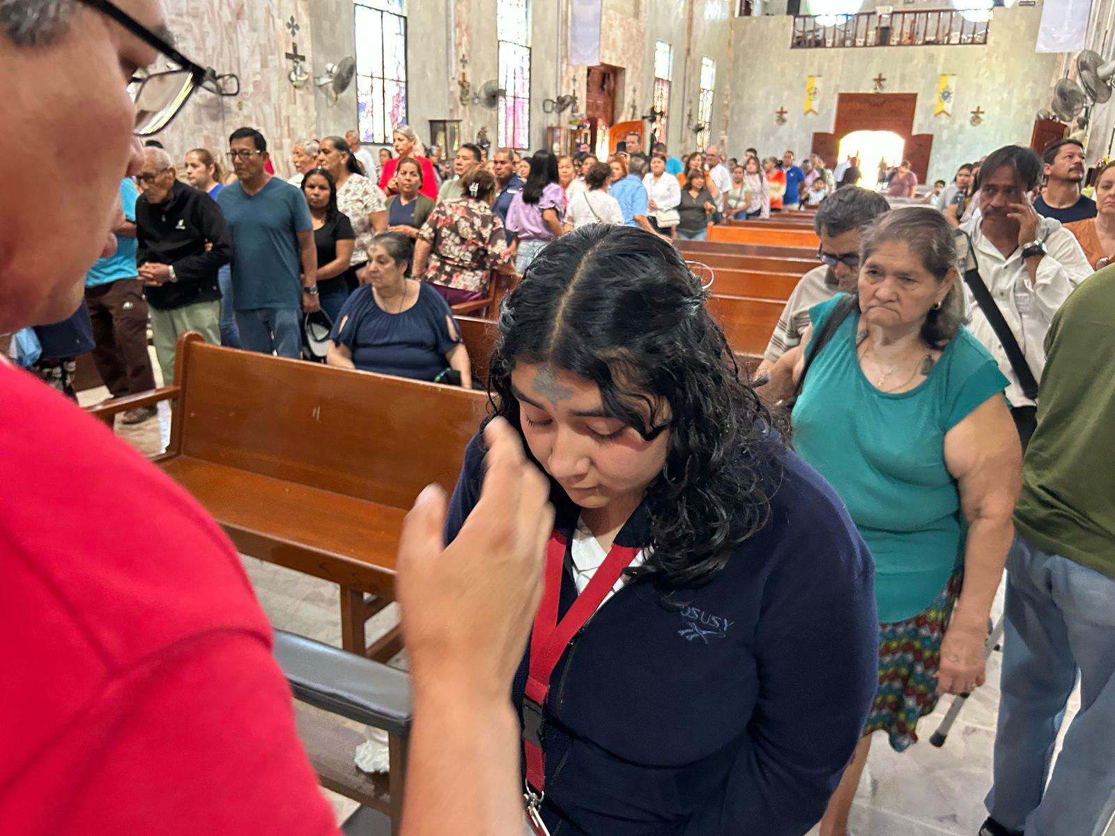 $!Celebran mazatlecos Miércoles de Ceniza en la parroquia Nuestra Señora del Carmen