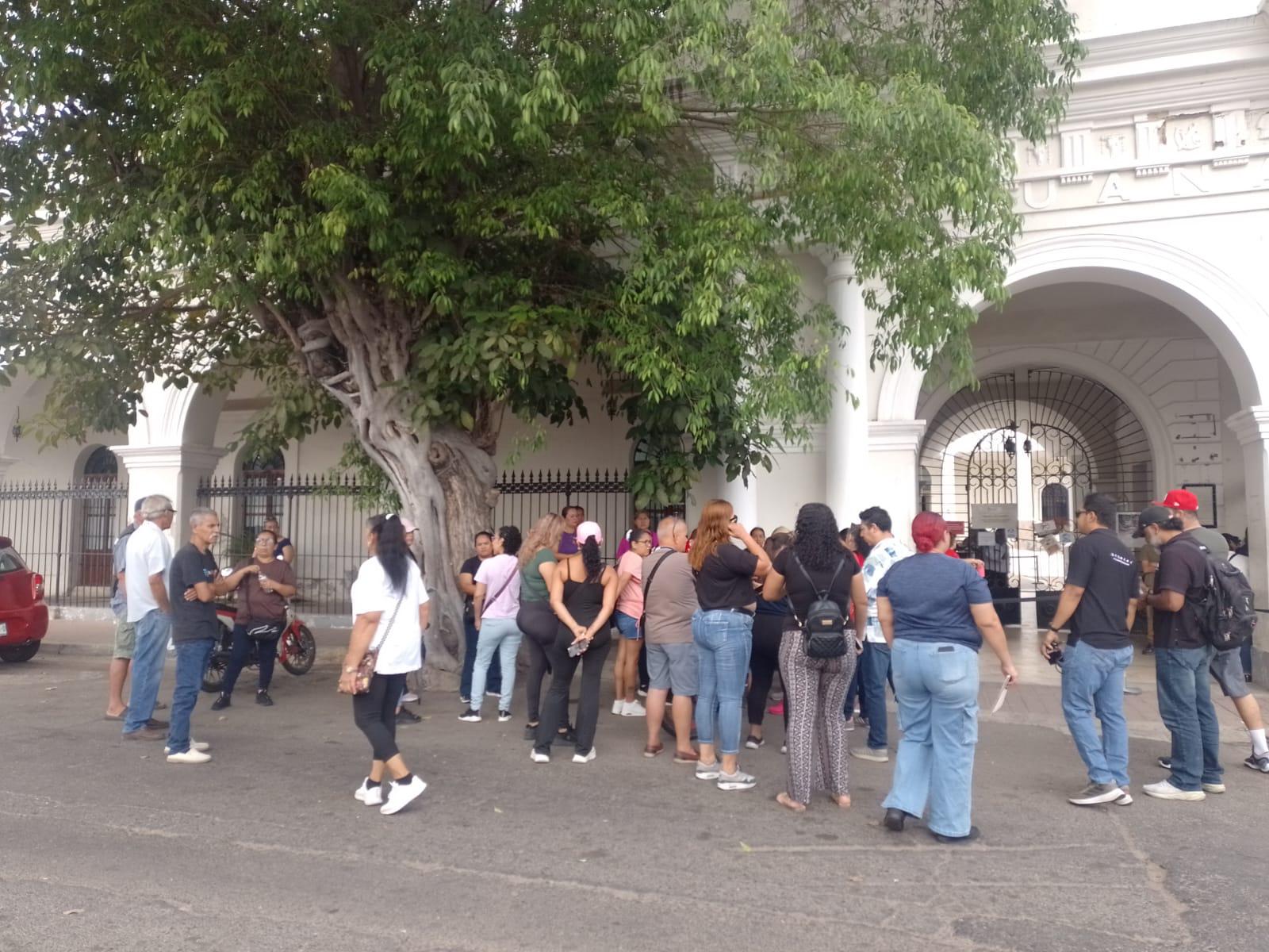 $!Usuarios de la CFE llevan protesta por altos cobros a las oficinas del SAT en Mazatlán