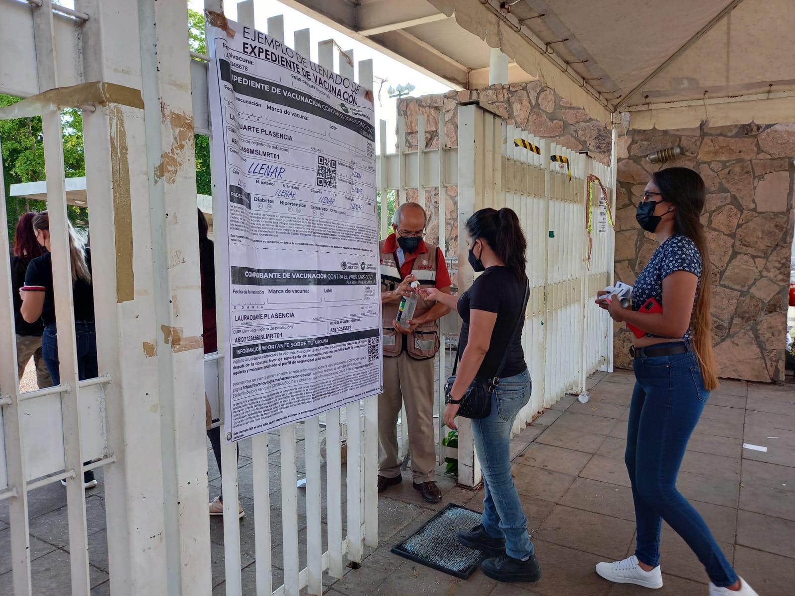 $!En Culiacán, madrugan para recibir la segunda dosis de la vacuna contra el Covid-19