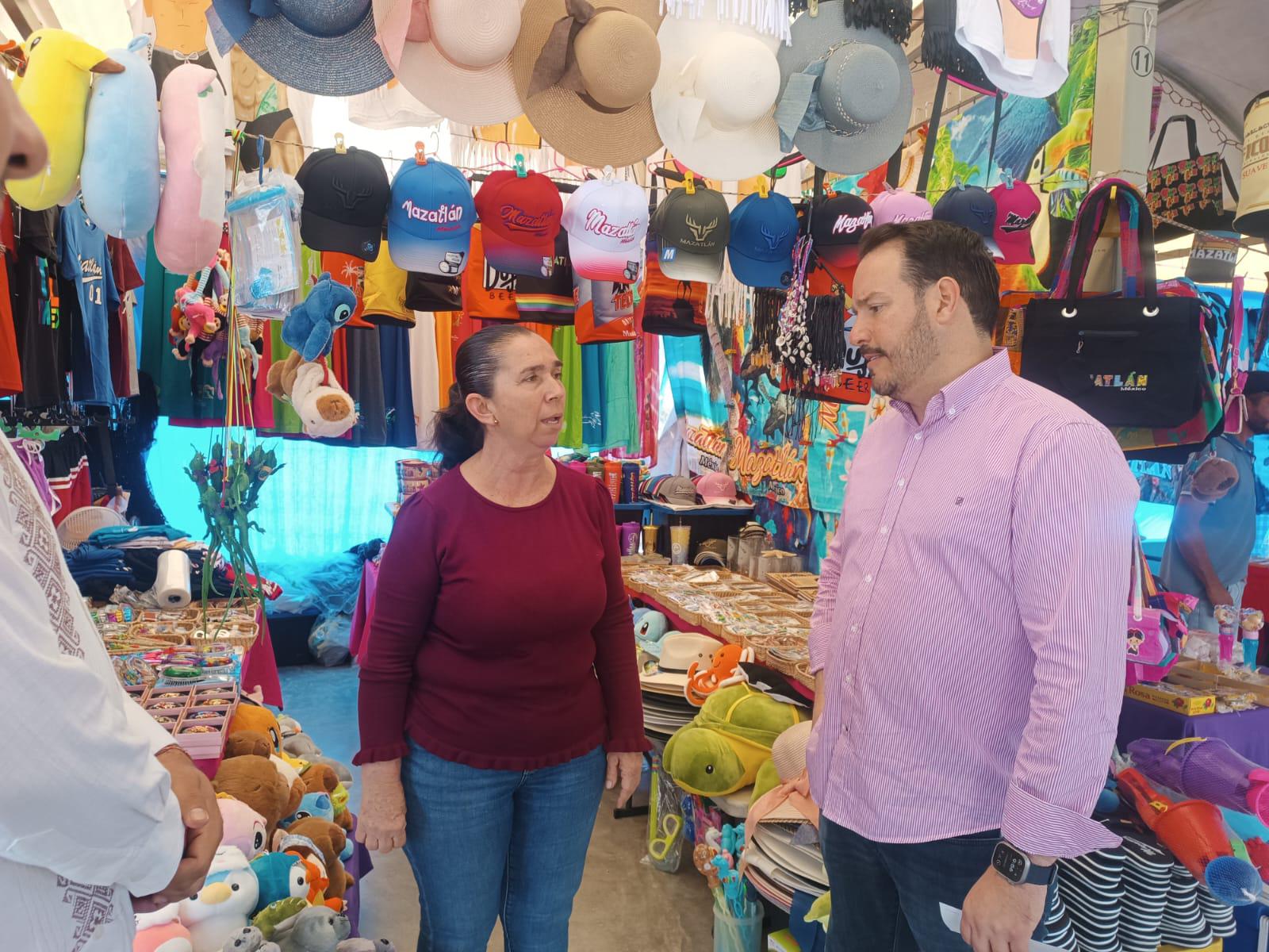 $!Tianguistas frente al Acuario de Mazatlán también reciben su apoyo de parte de Secretaría de Economía