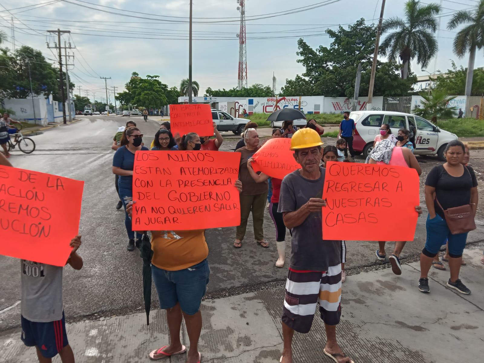 $!En la Colonia Casa Redonda, en Mazatlán, toma clandestina ‘exilia’ a los habitantes de toda una cuadra