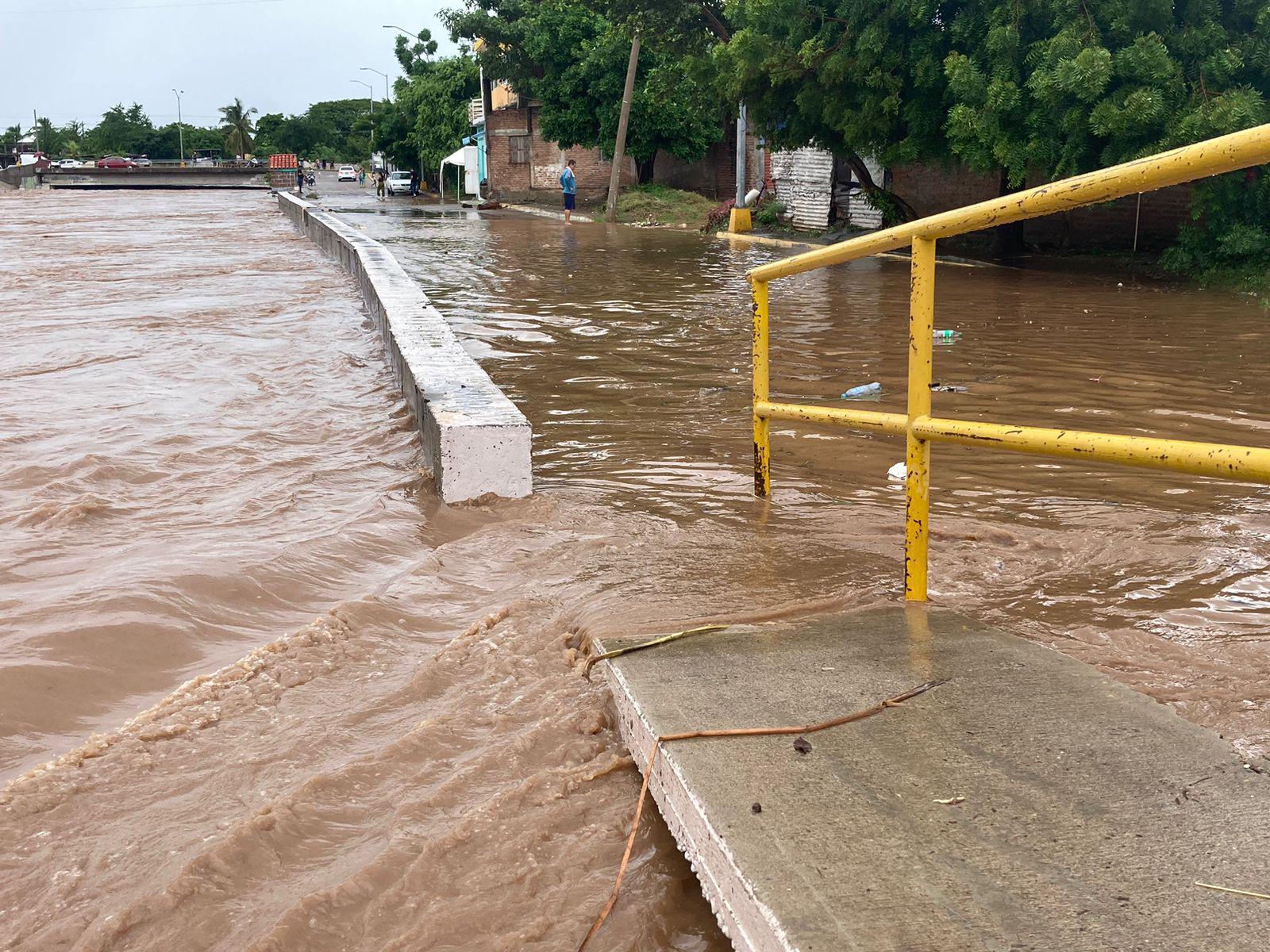 $!Se desborda el arroyo Jabalines en Mazatlán