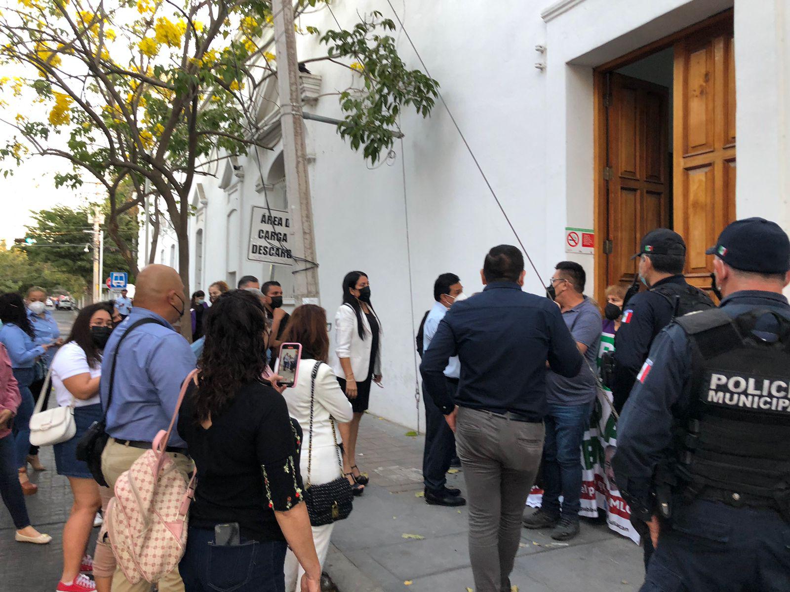 $!Viudas de policías toman Ayuntamiento para evitar que Estrada Ferreiro ingrese al evento en conmemoración del Día de la Mujer