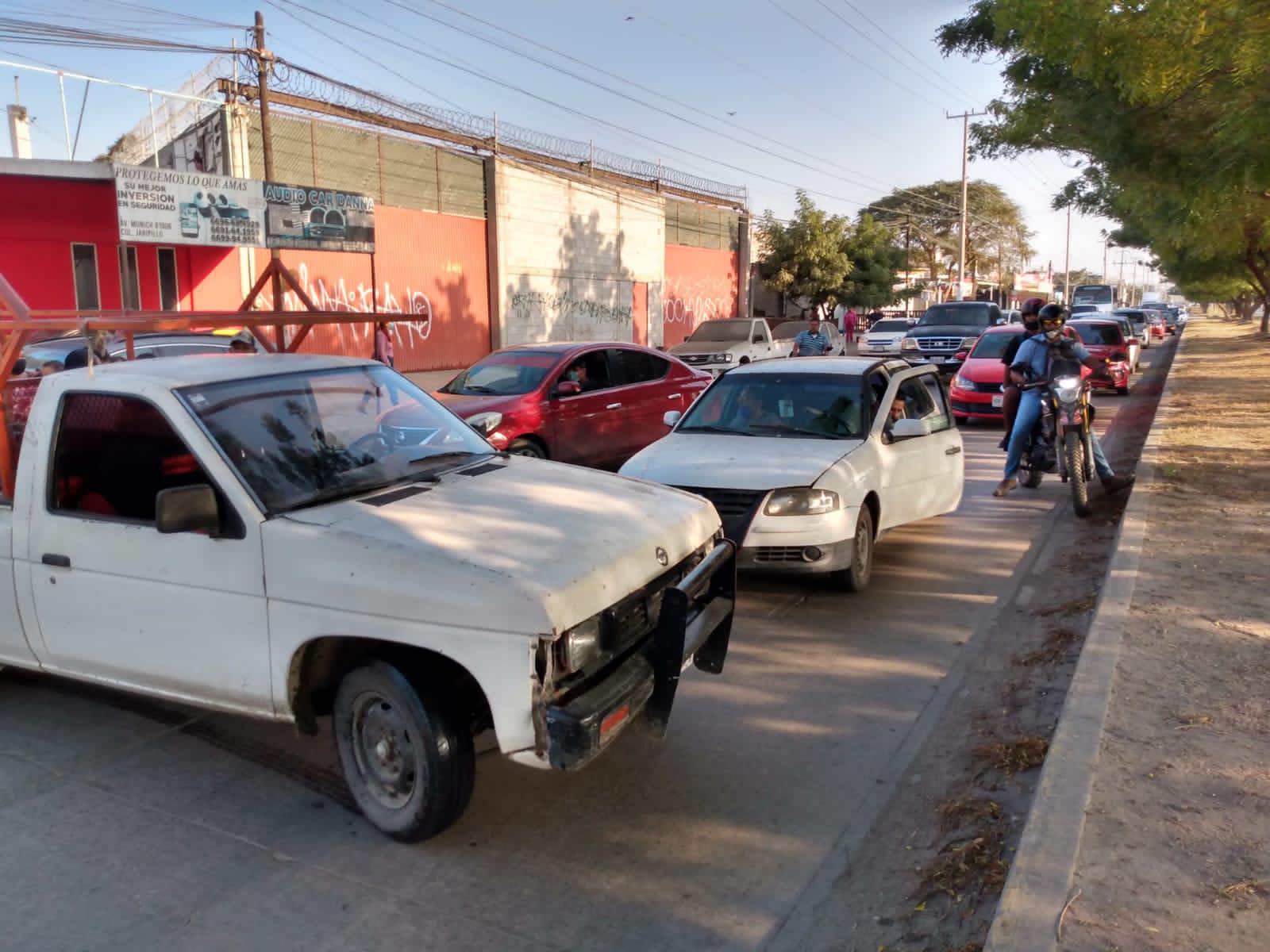 $!Hartos de los olores, vecinos de la Colonia Jaripillo bloquean la Avenida Múnich, en Mazatlán