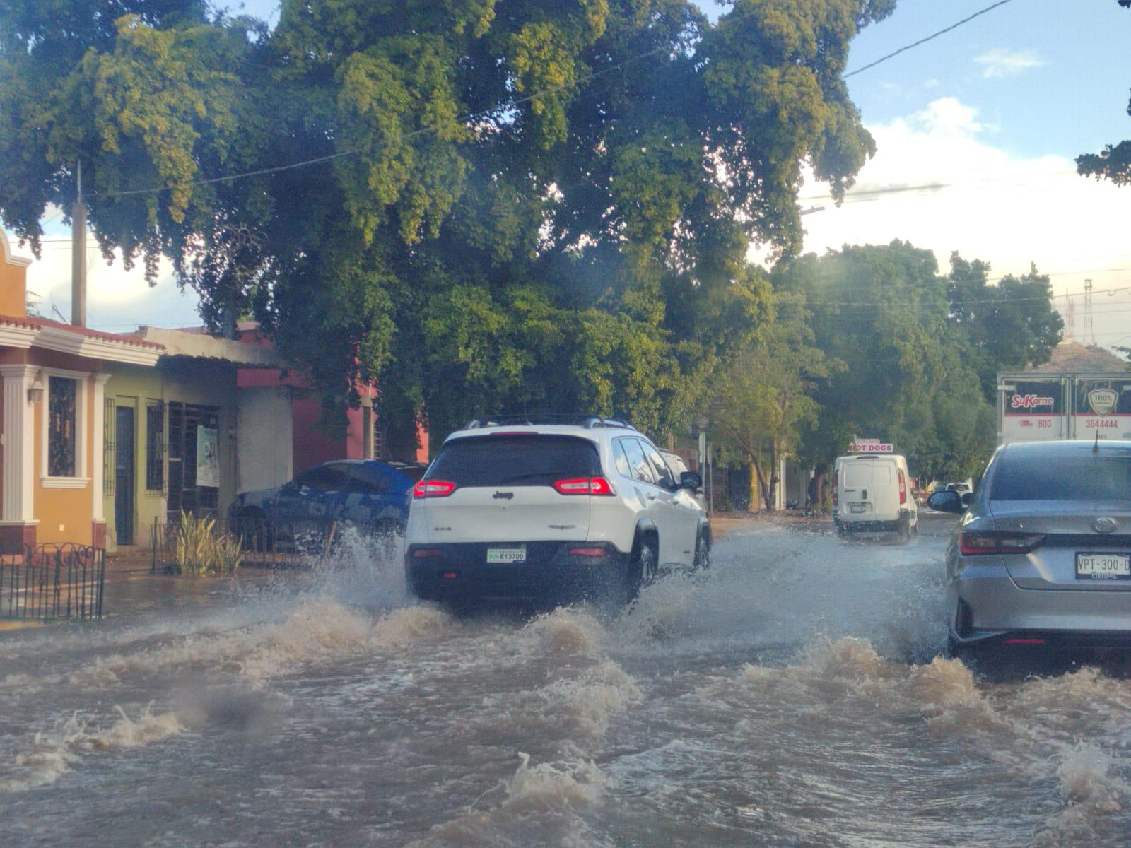 $!Lluvias ahogan vialidades en Los Mochis; basura y obras inconclusas el principal problema